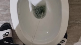 Pissing XL