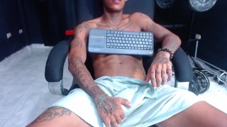 Hombre Caliente Masturbándose con Gran Polla