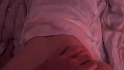 Je baise la meuf de mon meilleur ami et je jouis en elle. Elle adore ça