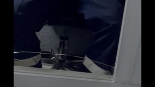 Mi vecina le gusta ver como me sale la leche