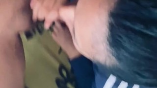 Esposa caliente sacándole la LECHE a su Esposo