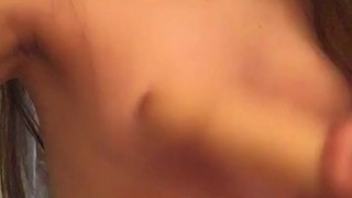 Брюнетка с грязными разговорами делает минет и мнет маленькие сиськи! Сосет толстый дилдо в чулках!