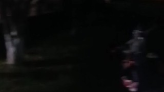 Cumpliendo apuesta afuera de la fiesta