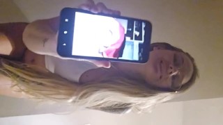 SAFADA TIRANDO A CALCINHA ASSISTINDO PORNO