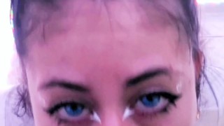  Colegiala DherlyDoll me chupa la polla muy sabroso y lo disfruta mucho