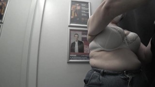 In the fitting room I try on T-shirts.