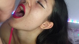 Minha vizinha gostosa recebe gozo na cara ¡ela adora!