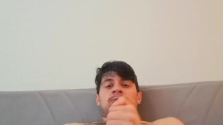 Muckbang porco e storia bollente in italiano con sperma finale!
