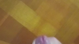 éjaculation sur la table du salon