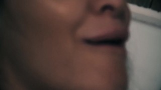 Блондинка ласкает свою мокрую киску и хочет секса