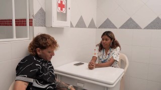 ENFERMERA MORENA SE CALIENTA AL SENTIR LA GRAN VERGA DE SU PACIENTE Y TERMINA COMIÉNDOSELA TODA