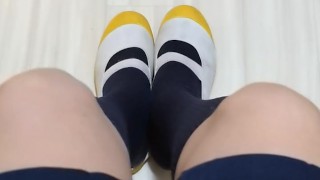 椅子に座って足裏と上履きを見せていく！