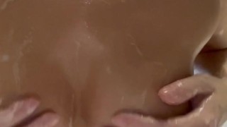 Красивая блондинка ласкает свою грудь