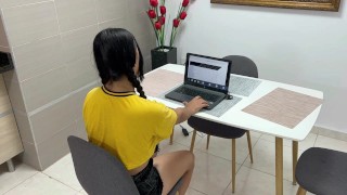 Le tomo fotos a mi pequeña hermanastra desnuda, se pone cachonda y terminamos follando muy duro.