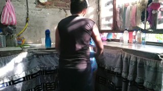 en lo que hago el desayuno mi pareja me sorprende con una buena chupada de concha