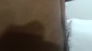 Batendo punheta e gozando gostoso em um sofá gigante