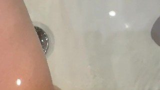 Девушка после секса с кримпаем писает в воду в ванне! Грязные Русские Разговоры