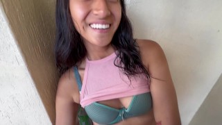 La espío mientras está limpiando el pasillo y la sorprendo masturbandose, me la folle en la mesa!!