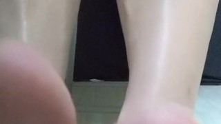 我穿着活泼的旗袍，用脚底勾引她！
