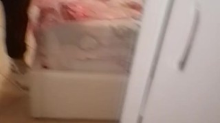 Mi sego pensando alla mia figliastra ,con tanta sborra sullo specchio