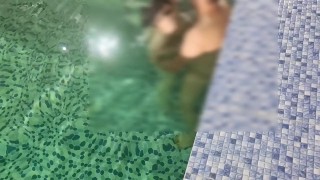 سکس با نفر سوم تو استخر کیر کلفت داخل آب میکنه منو