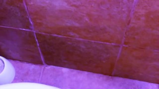 ENCUENTRO a mi AMIGA en el baño y COJEMOS hasta hacerle CREAMPIE