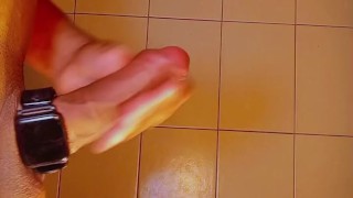 Chico se masturba y mide el pulso de su polla con un reloj