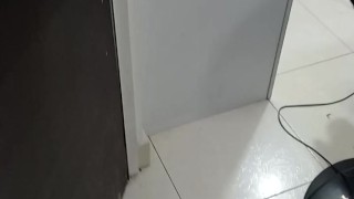 Aprovecho que mi amiga se cambia para follarla