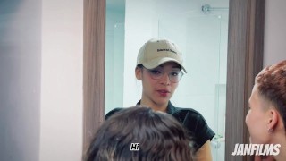 QUIERES QUE TE AYUDE? La plomera se me insinuó y termino chupándome el cliptoris