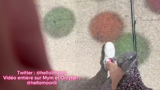 Une petite française se gode le cul et la chatte sur une aire autoroute, elle fais sa libertine