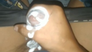 Estirando mi gran vergota llena d leche