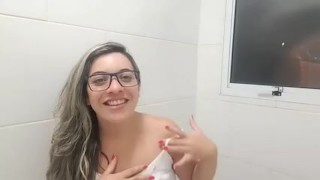 lavei o cabelo e apareceu as tetas