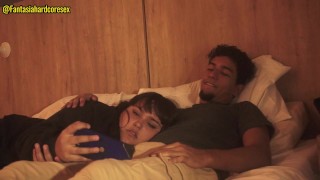 mis papas nos dejan solos y aprovechamos para echar un polvazo casi nos descubren