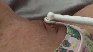 Ragazza orgasmo pulsante con lo spazzolino