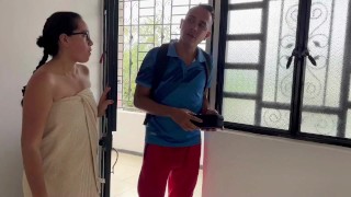 EL REPARTIDOR ME COBRA EL PEDIDO CON SENTONES Y TERMINA DEJANDOME CUBIERTA DE SEMEN