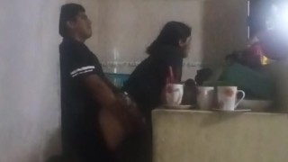 Sirvienta follada en la Cocina (mi esposa casi nos descubre)