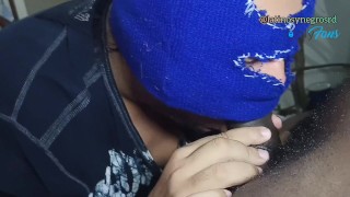 Le chupo la enorme y gruesa verga a mi amigo y me la mete toda en la garganta le gusta como se lmami