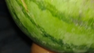 Follando una sandía salids