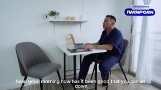 PERVERTIDO DOCTOR ME SEDUCE EN SU CONSULTORIO HASTA LOGRAR METERME SU VERGA Y CORRERSE SOBRE MI CULO