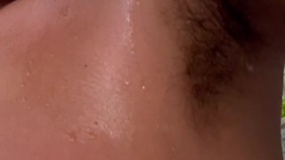 Oliendo mis sobacos de macho