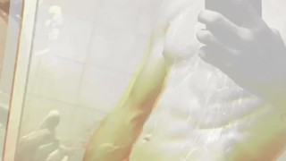 Masturbación en el baño con jabón y una verga enorme.