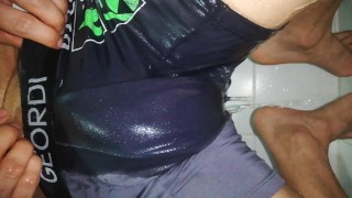 pissing desesperado en ropa interior,como una puta sucia