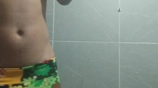 Me vesti de mulher usando sutiã e saia