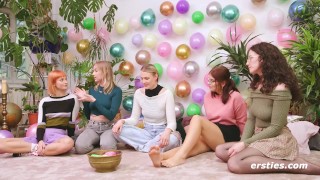 Ersties - Lesbische 5er-Orgie beim Dare Ring Game
