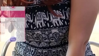 Orgasmo in pubblico al ristorante nel centro commerciale indossando un vibratore per la rossa Arty