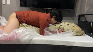 バンドのボーカルが布団とベロチュー(濃厚キス)疑似セックスをする