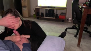 Hermosa pequeña rubia argentina hace una mamada profunda mientras vemos fútbol. Copa América USA