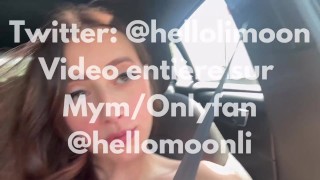 Fille française exhib en voiture et se doigte