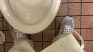 公衆トイレで大量射精して便器汚しちゃいましたごめんなさい