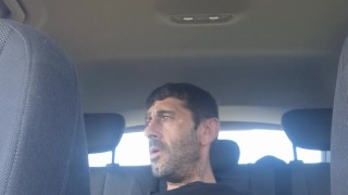 Paja en el asiento de atrás del coche